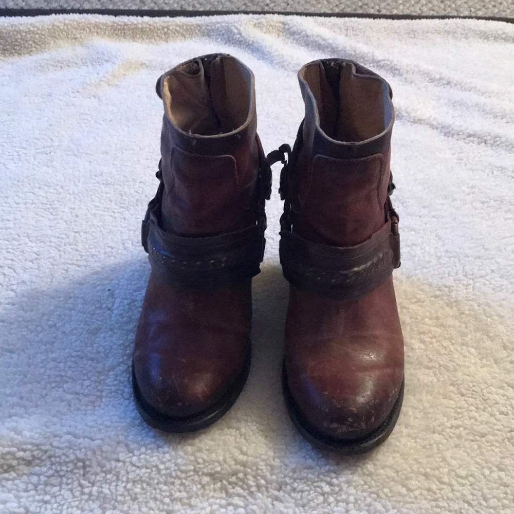 STEVE MADDEN DISTRESSED FREEBIRD 👢 BOOTS!!